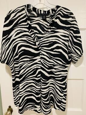 Rachel Zoe Black and White Zebra Striped Henley Blouse Women's Size Medium